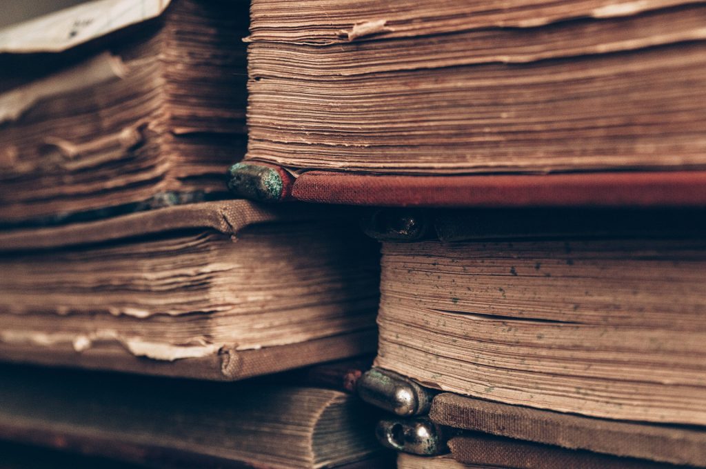 Libri antichi nella biblioteca Akashica 
